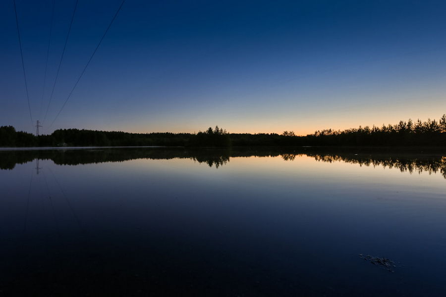 Ночной вид на озеро близ первой стоянки. Тот неловкий момент когда пришел снять звездное небо, а вместо этого просто смотрел как зарево от заката переместилось на восток и превратилось в рассвет.